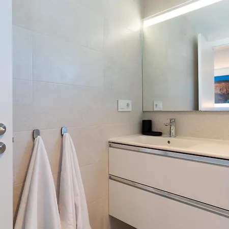 2 Sea Breeze Apartment *