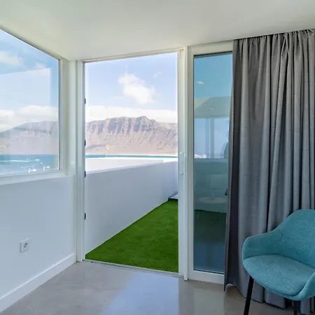 2 Sea Breeze Famara