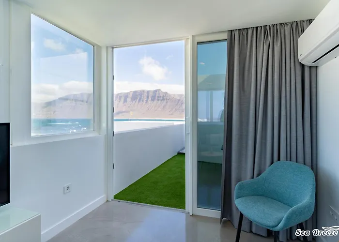 2 Sea Breeze Famara